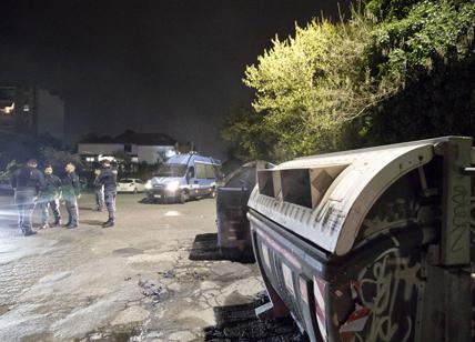 Guerriglia anti-rom a Torre Maura: cassonetti bruciati. Dietrofront del Comune