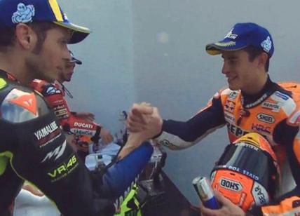Valentino Rossi e Marquez: stretta di mano. MotoGp, pace post GP d'Argentina