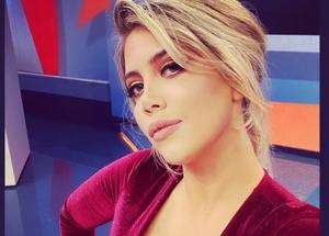 WANDA NARA, CHE SCOLLATURA. GIULIA DE LELLIS TOPLESS E... Le foto delle Vip