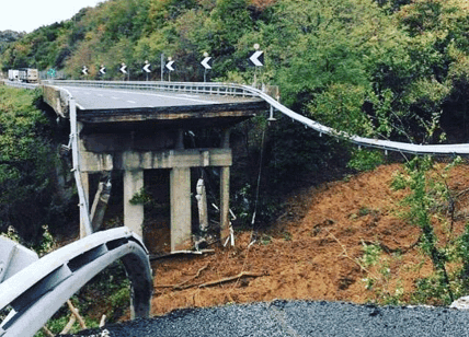 Maltempo, crolla viadotto su autostrada a Savona. Esonda lago di Como. VIDEO