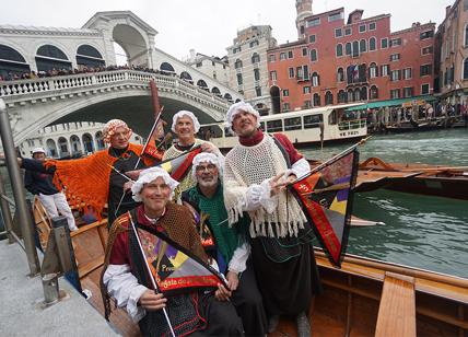 Venezia, la tradizionale Regata delle Befane sul Canal Grande