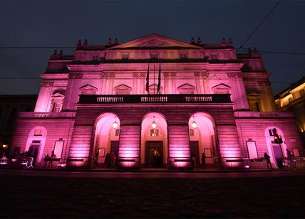 Giro d'Italia 2020, il Teatro La Scala di Milano si illumina di rosa