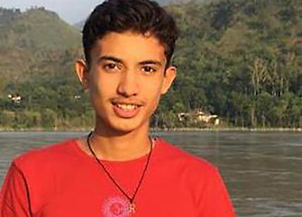 India, 16enne cremonese eroe. Salva un uomo dal suicidio e diventa una star