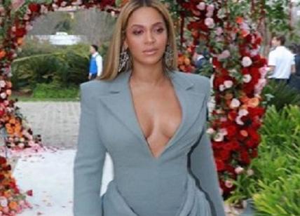 Beyoncé al pre-Grammys Awards con l'abito di uno studente di Ied Milano. FOTO