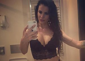 ANTONELLA MOSETTI SENZA REGGISENO: FOTO DA URLO IN PALESTRA. Foto delle Vip