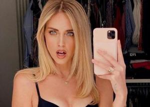 CHIARA FERRAGNI SENZA REGGISENO ALLO SPECCHIO. E POI.. I SELFIE DELLA FERRAGNI