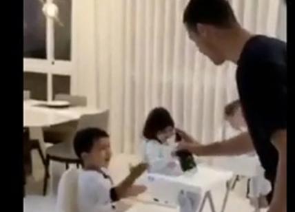 Coronavirus, Cristiano Ronaldo spiega ai figli come disinfettare le mani. VIDEO