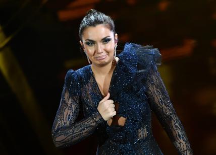 Sanremo 2020, Elettra Lamborghini incidente sexy: mentre balla il seno...