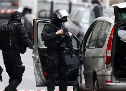 Periferia di Parigi un uomo con un coltello ha attaccato i passanti