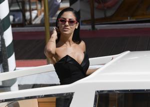 GIULIA DE LELLIS SENZA REGGISENO: TERME BOLLENTI! Le foto della Vip