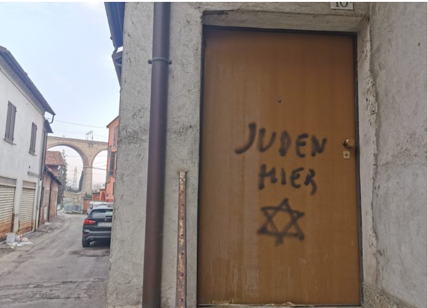 "Qui c'è un ebreo": scritta nella notte sulla porta di casa