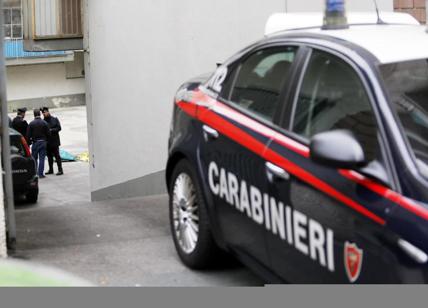 Si barrica in casa a Torino, i Carabinieri liberano la madre e il fratello