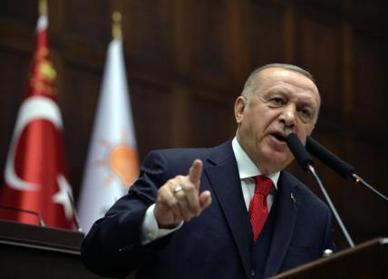 Erdogan contro Macron: "usa l'Islam per coprire le sue incapacità”