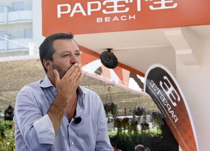 Salvini, tornano le conferenze dal Papeete. “Virus? A qualcuno conviene”