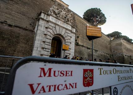 Musei Vaticani, crolla un pezzo di marmo all'ingresso: malore per una donna