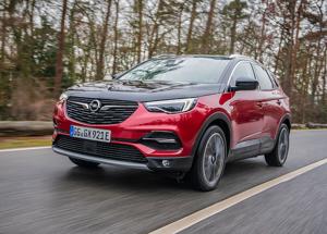 Grandland X Hybrid4, il primo ibrido di Opel