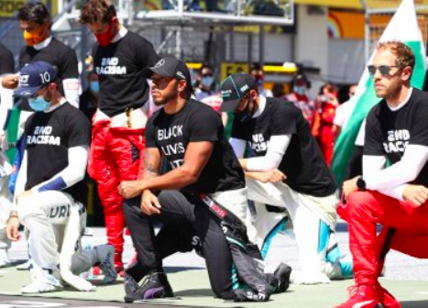 F1, Hamilton ginocchio a terra, con lui i piloti nel Gp dell'Austria