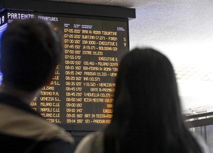 Ferrovie, Termini ko: lunedì infernale per i pendolari: ritardi di oltre 1 ora Ferrovie, Termini ko: lunedì infernale per i pendolari: ritardi di oltre 1 ora