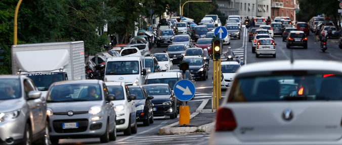 Incubo traffico, Roma da record: meglio solo di Bogotà Salvini “pugnala” la Raggi: “Anche questo è colpa mia?” Dati choc: romani perdono in media 254 ore l'anno in auto