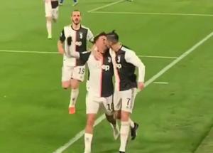 Bacio tra Ronaldo e Dybala Il video diventa subito virale