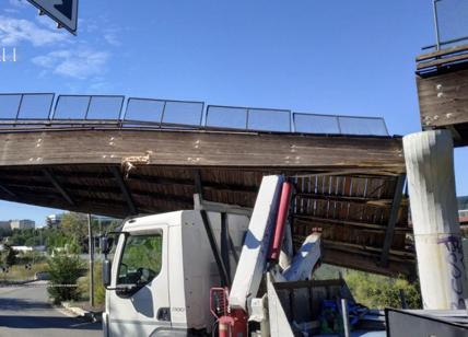 Crolla ponte pedonale su via Laurentina: la struttura centrata da un camion