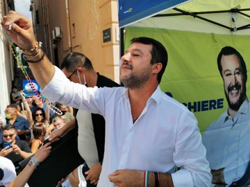 Torre del Greco, fischi e pomodori a Salvini: via subito dal comizio. VIDEO