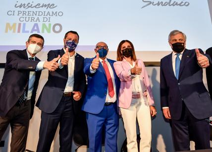 Milano, Cdx: slitta foto con tutti i leader. Meloni in ritardo, Salvini va via