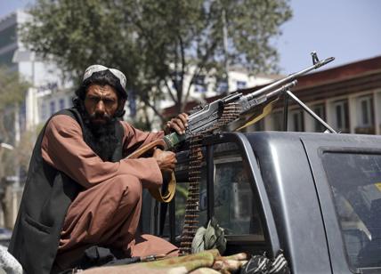 Kabul, kamikaze si fa esplodere davanti all'ambasciata russa: 25 morti