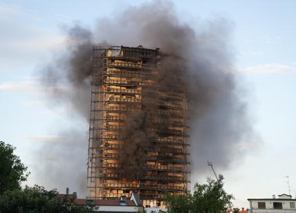 Incendio a Milano, custode a pm: luce staccata in casa 15esimo piano