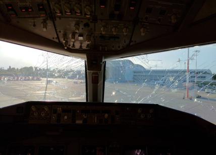 Malpensa, Boeing travolto dalla grandine rientra in aeroporto. FOTO