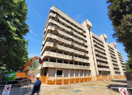 Milano, iniziata la demolizione dell'ex hotel Da Vinci a Bruzzano