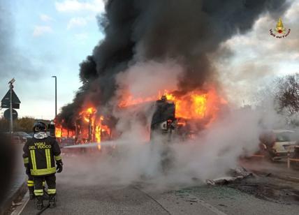 Roma, paura all'Ospedale Tor Vergata. Ennesimo autobus Atac in fiamme