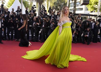 Chiara Ferragni sfila a Cannes con un abito in cialde per il caffè riciclate