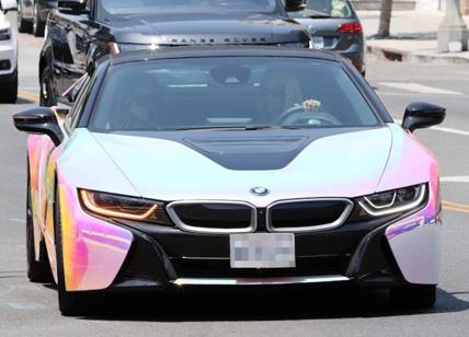 Hollywood Paris Hilton arriva da Kitson con la sua nuova auto, una BMW I8