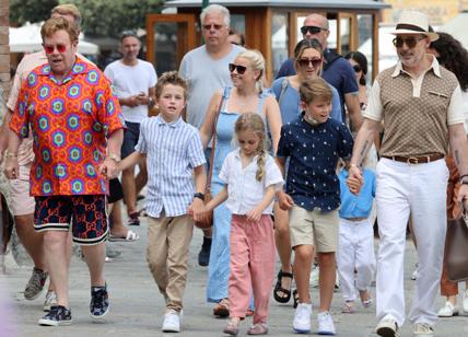 Portofino,Elton John , affaticato ,e il marito David Furnish con i figli