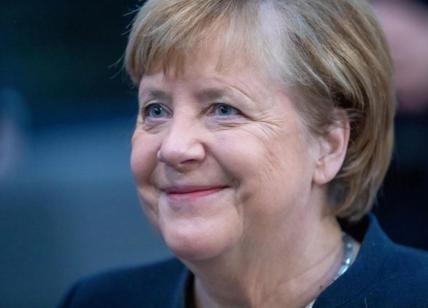 Merkel spende e spande, tanto paga lo Stato: 55mila euro per "farsi bella"