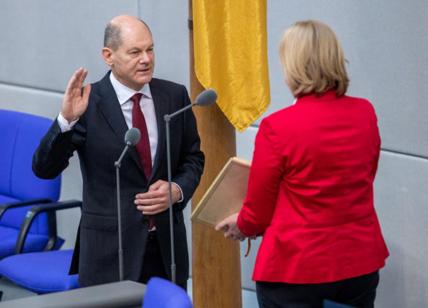 Germania, Scholz giura da cancelliere davanti a Merkel e Bundestag. VIDEO