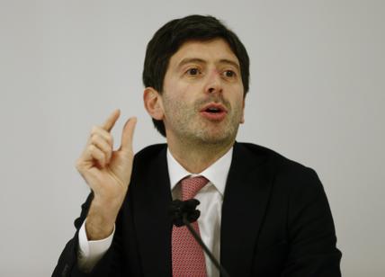 L'ex ministro Roberto Speranza contestato a Ostia dai No vax: "Assassino"