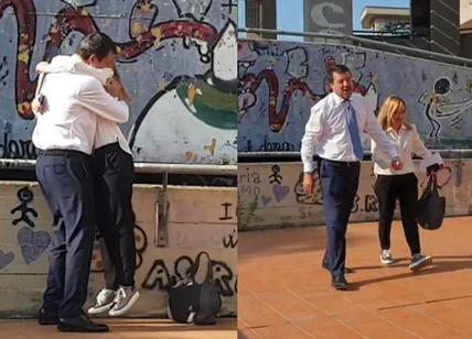 Cdx, a Roma si raccolgono i frantumi: baci e abbracci fra Salvini e Meloni