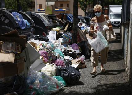 Rifiuti, Napoli in soccorso di Roma per lo smaltimento della spazzatura