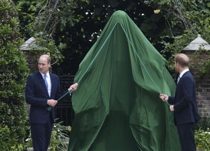 Royal Family: William e Harry inaugurano insieme la statua di Lady Diana