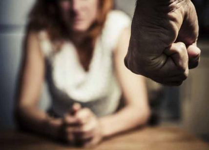 Violenza sulle donne: picchia la moglie perchè geloso della figlia, arrestato