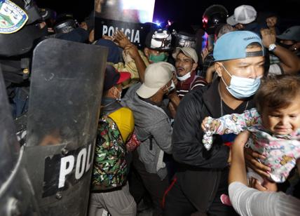Guatemala, la polizia disperde la carovana di migranti diretta negli Usa
