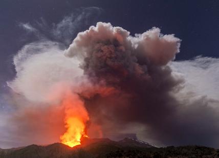 Eruzione Etna: spettacolo continuo, notte di fuoco e lava