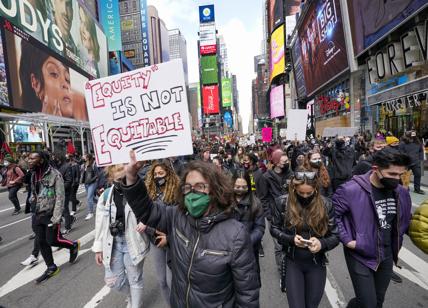 Manifestazione di protesta a Broadway contro il produttore cinematografico Scott Rudin