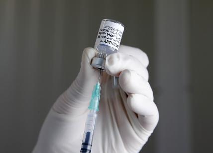 Vaccino, Pfizer chiederà ok per 3° dose: anticorpi aumentano 5-10 volte