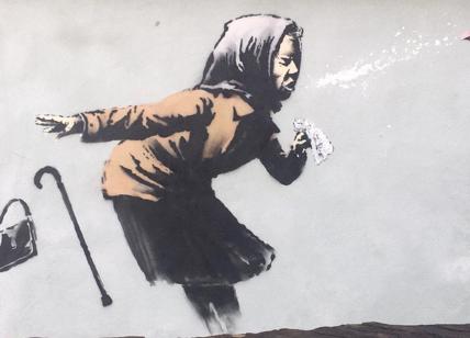 Banksy, arriva il murales sul Covid: la 'vecchina' starnutisce e la dentiera…