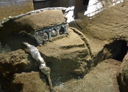 Pompei, ritrovato un carro unico: elegante e leggero, con temi erotici. VIDEO