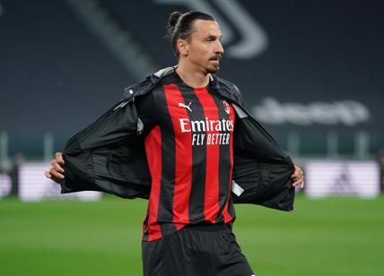 Ibrahimovic (out per il ginocchio) presenta la nuova maglia del Milan (foto)