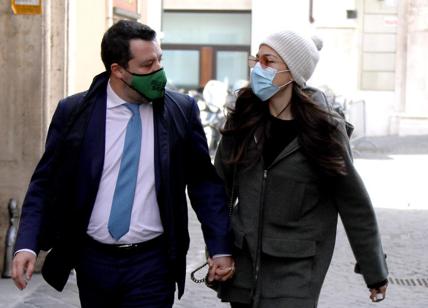 Salvini tra la Verdini e... Draghi: mano nella mano con Francesca. FOTO VIDEO